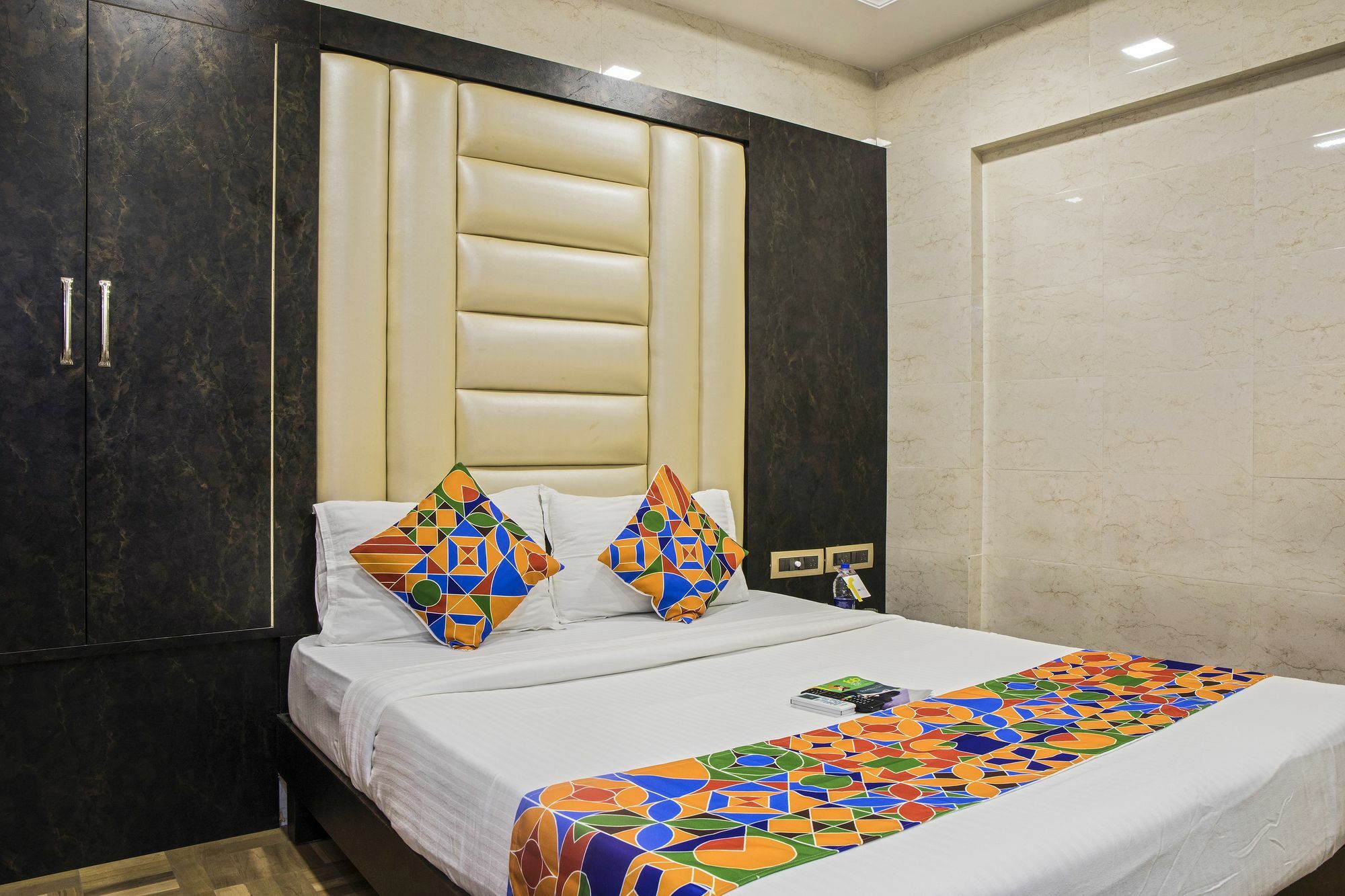 Vaccinated Staff - Oyo 22055 Dadar Residency Hotel Mumbai Exterior photo