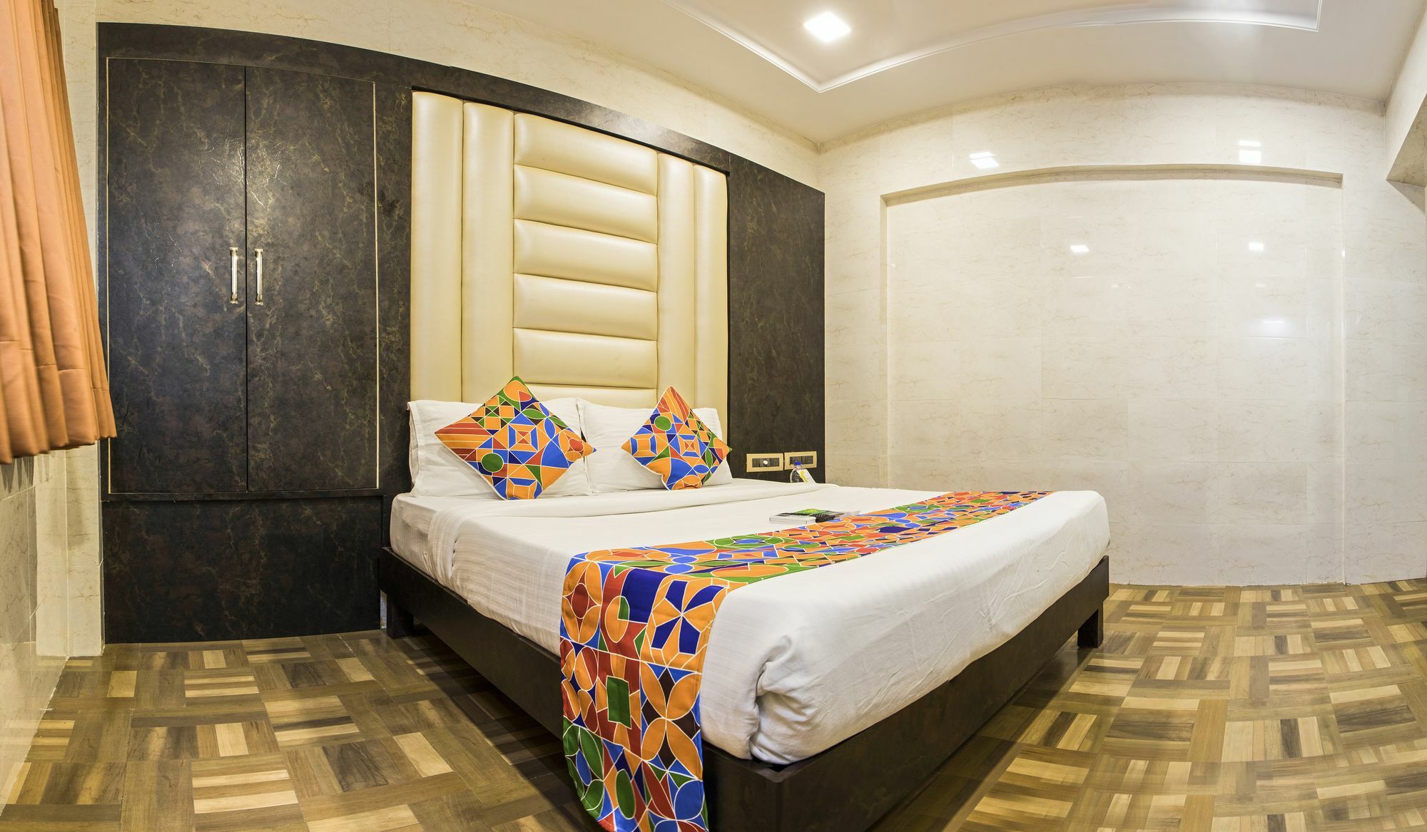 Vaccinated Staff - Oyo 22055 Dadar Residency Hotel Mumbai Exterior photo