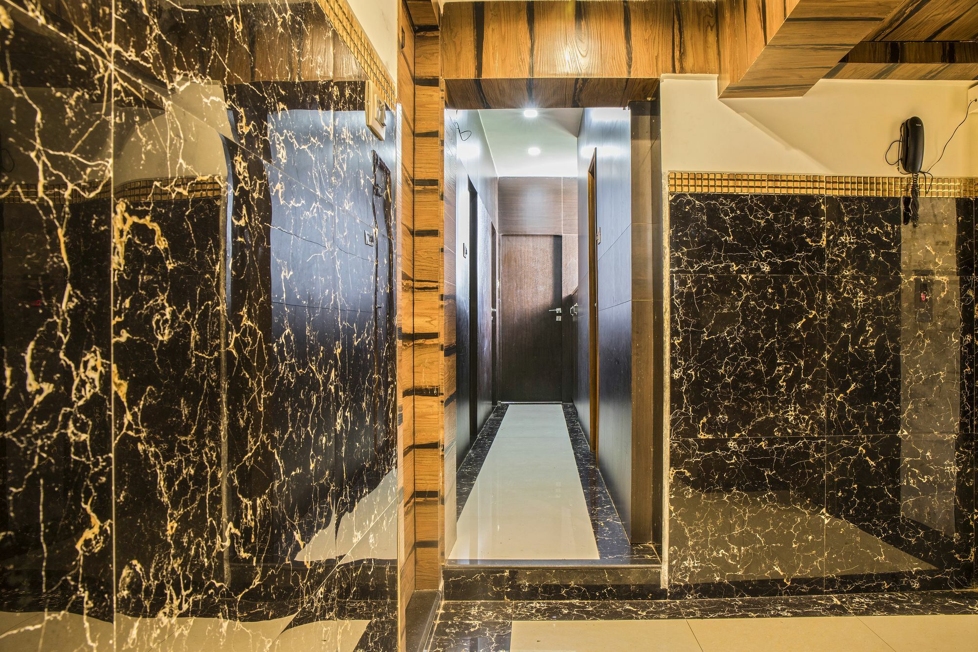 Vaccinated Staff - Oyo 22055 Dadar Residency Hotel Mumbai Exterior photo