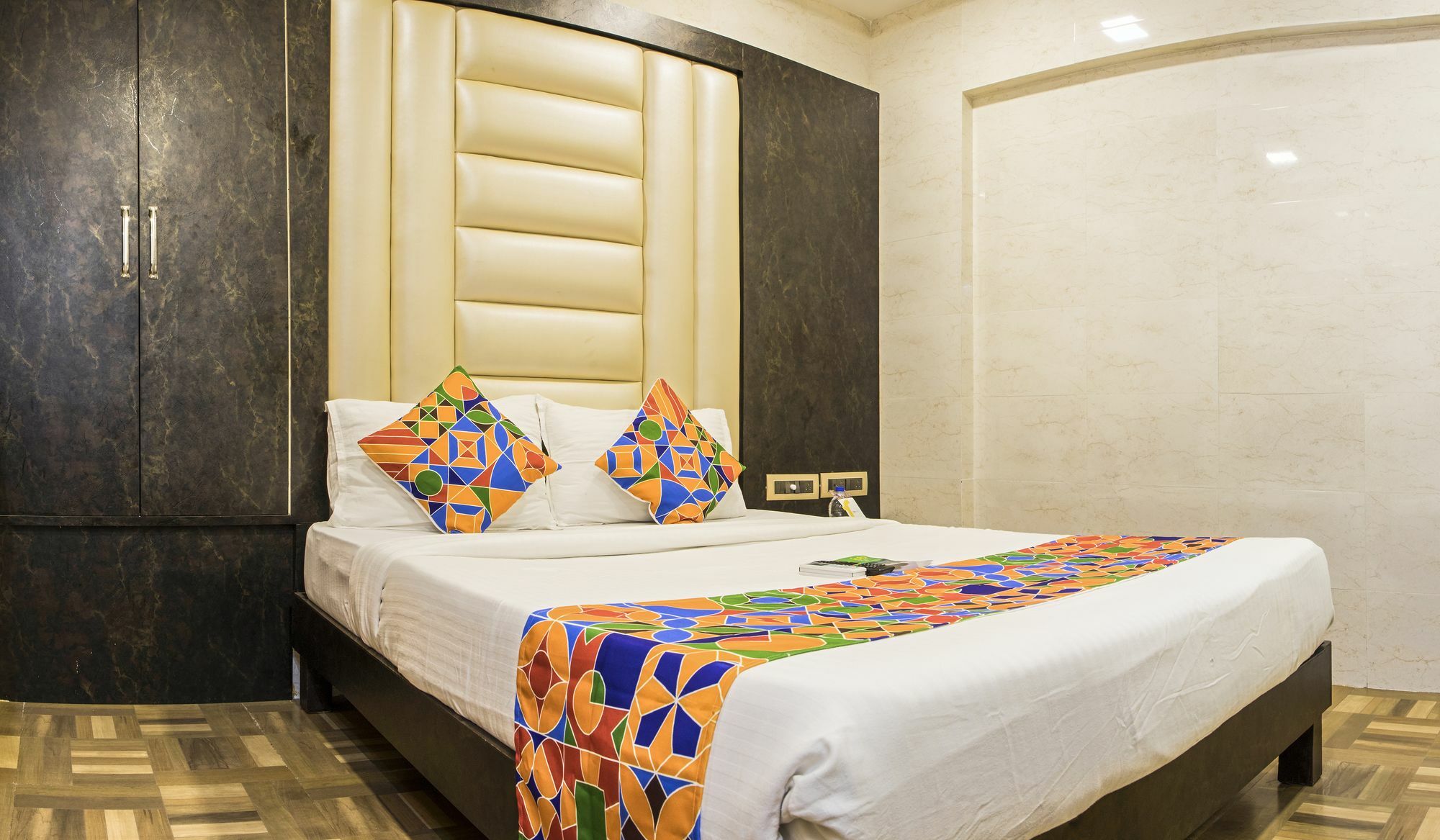 Vaccinated Staff - Oyo 22055 Dadar Residency Hotel Mumbai Exterior photo